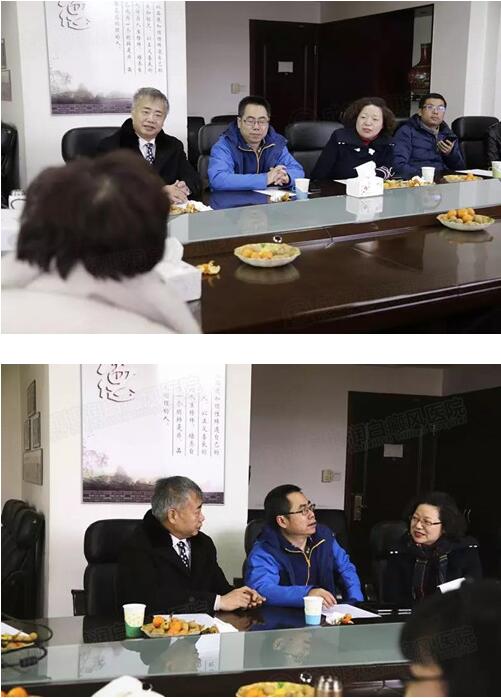 喻明江主任在会上与医生们交流